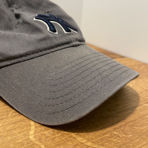 New York Yankees MLB Baseball Hat Gray Embroidered Logo Adjustable – LIKE NEW - Picture 8 of 14